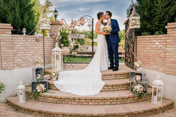 Tipp von eurem Hochzeitsfotografen, dass man mit Stufen das Brautkleid besonders schön zeigen kann.