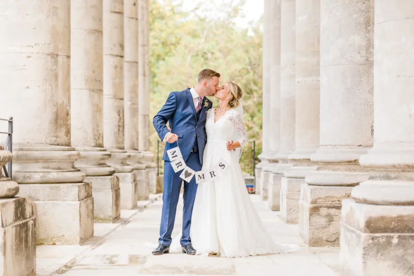 Ein verliebtes Brautpaar, küssend nach dem heiraten in der Hochzeitslocatoin Schlosses Esterhazy