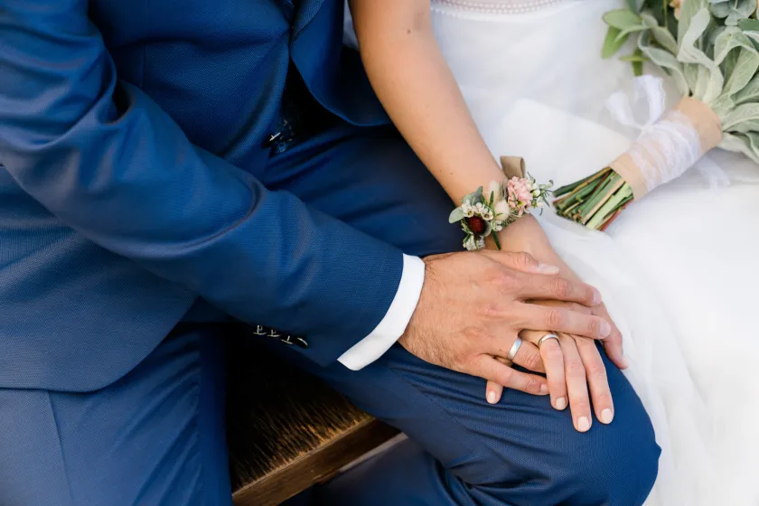 Braut und Bräutigam halten Hände während dem heiraten in der Spanischen Hofreitschule